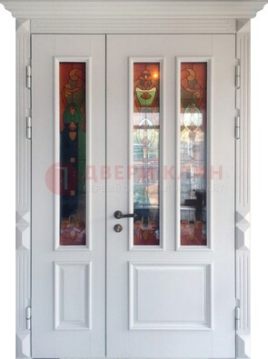 Белая полуторная металлическая дверь с витражом ВЖ-12 в Можайске