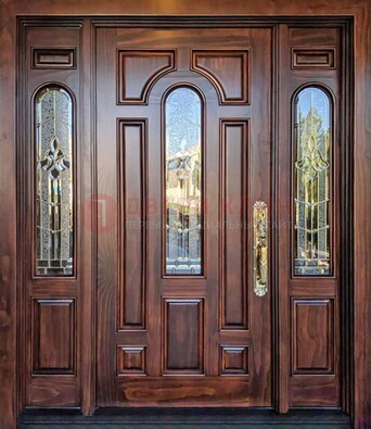 Железная классическая дверь с массивом дуба и витражом ВЖ-18 в Можайске