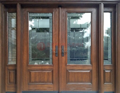 Распашная стальная дверь с массивом с витражом и фрамугами ВЖ-21 в Можайске