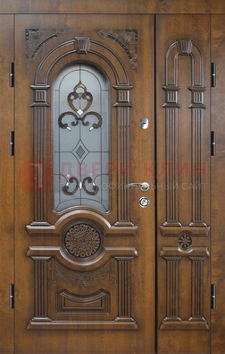 Коричневая двухстворчатая железная дверь с МДФ и витражом ВЖ-32 в Можайске