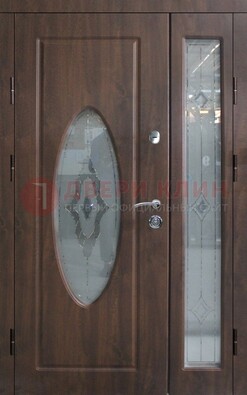 Коричневая двухстворчатая железная дверь с МДФ и витражом ВЖ-33 в Можайске